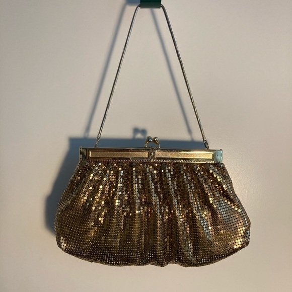 𝅺GLOMESH  Evening Clasp Bag in Gold Tone Gold Chain Lined Vintage - Picture 1 of 4